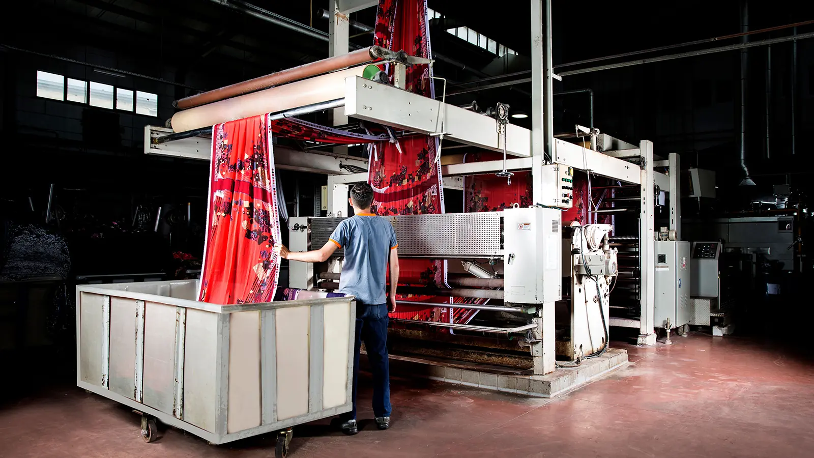 Textile and apparel sourcing from China: fabric running through a dyeing line