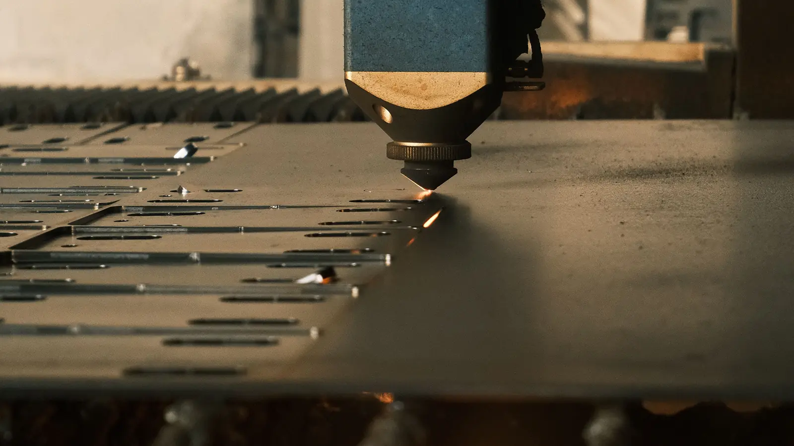 Kitchenware sourcing from China: production line inside the factory